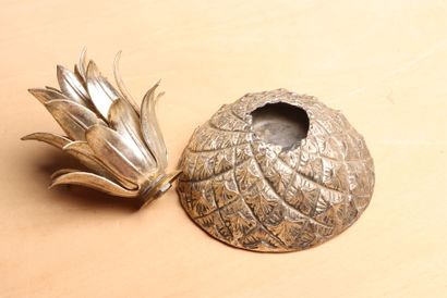 Deux seaux à glaçons, poire et ananas. 
H....