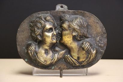 Bas-relief en bronze: le baiser des amours....
