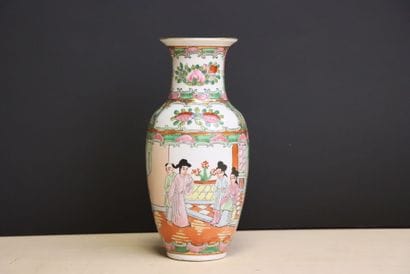 Petit vase en porcelaine de Chine. 
H. :21...