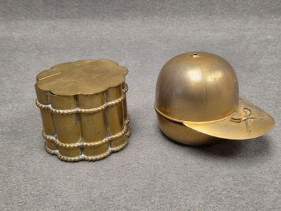 Deux boites en laiton XX°: casquette de jockey...