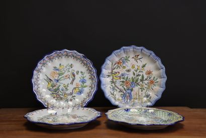 Nevers. 
Quatre petites assiettes en faïence....