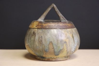Pot couvert, petit vase et vide poche en...