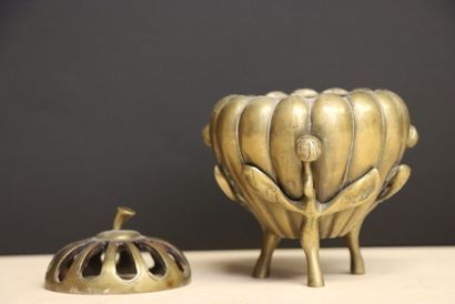 Brule parfum en bronze
JAPON XX°
H.12 cm...