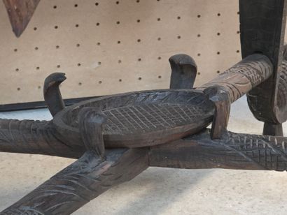 Guéridon en bois exotique sculpté reposant...