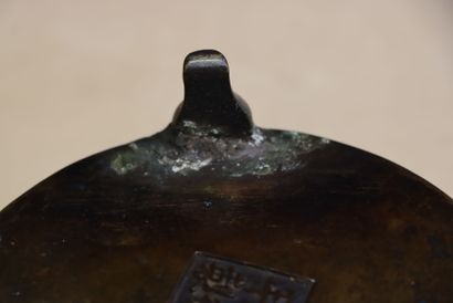 Cache pot tripode en bronze patiné. Chine...