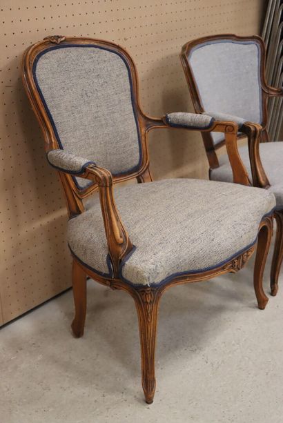 Deux fauteuils cabriolets de style Louis...