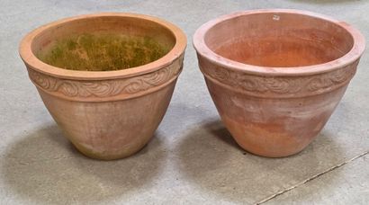 Paire de cache-pot en terre cuite, frise...
