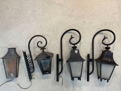 Paire d'appliques en fer forgé. 
H. :75 cm....