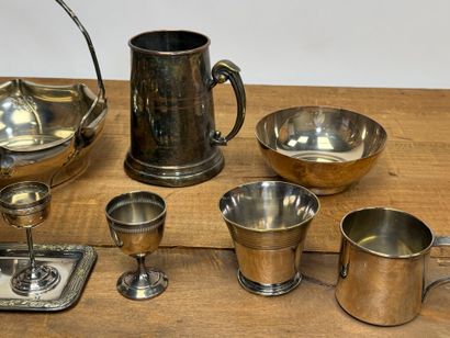 Lot de pièces en métal argenté; panier, coupes,...