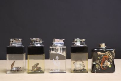 Collection de 5 briquets de table. 
H. :...