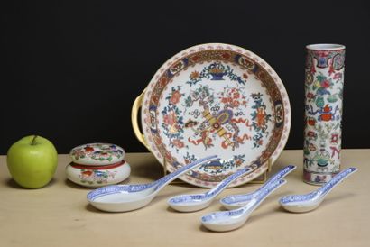 Assiette creuse, vase rouleau, boite et cinq...