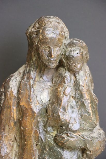 Famille. 
Scupture en terre cuite patiné....