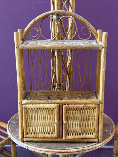 Ensemble en rotin : lampadaire, chaises,...