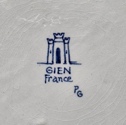 GIEN dessous de plat en faience décor Pivoines.
26...