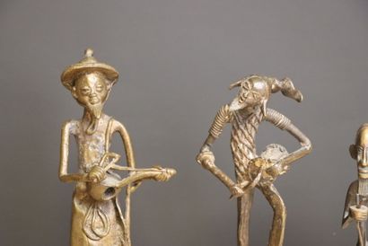 Douze sculptures africaines en bronze et...