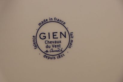 GIEN 
Paire de plats à cake à décor de chevaux....