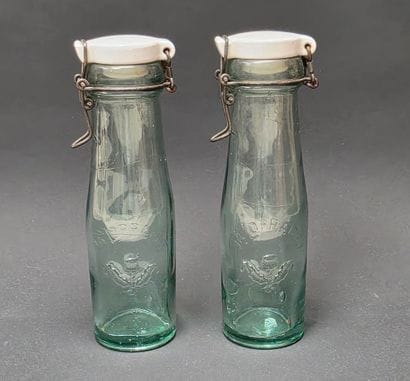 Paire de bouteilles conserve en verre La...