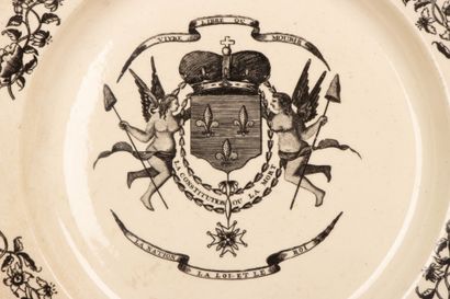 STAFFORDSHIRE.
Assiette chantournée en céramique...