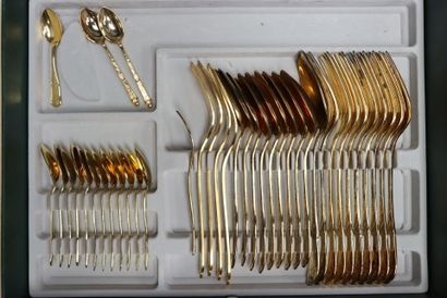 Partie de ménagère de couverts en métal doré,...