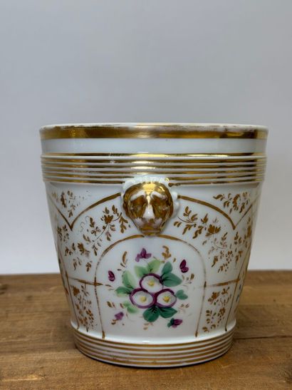 Paire de cache-pots en porcelaine à décor...