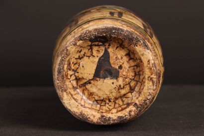 Vase Kadjar en céramique.
H: 16 cm.