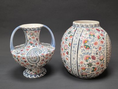 GIEN: deux vases en faience à décor cachemire.
H:...