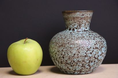 ACCOLAY
Vase en céramique émaillée. moucheté...