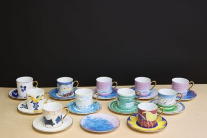 Dix tasses et soucoupes en porcelaine à décors...