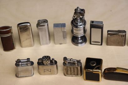 Collection de vingt neuf briquets. 
H. :...
