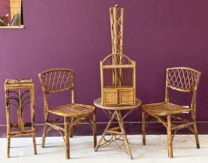 Ensemble en rotin : lampadaire, chaises,...