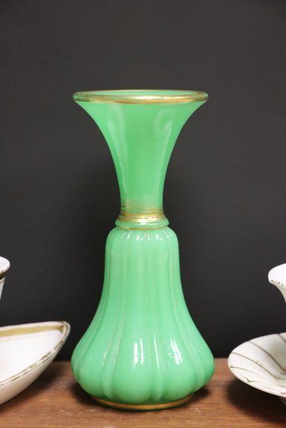 Lot comprenant:
Confiturier, vase en opaline...