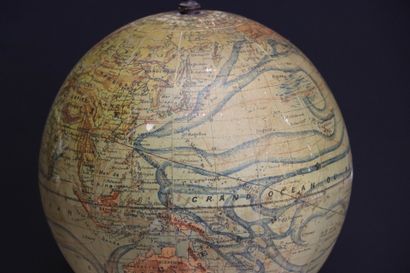 Globe terrestre en carton par Forest, pietement...