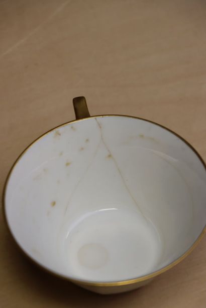 Sept tasses et soucoupes en porcelaine de...