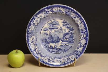 Plat creux en faïence anglaise 
H. :5 cm....