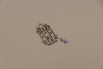 GIEN: Soupière et son dormant en faïence...