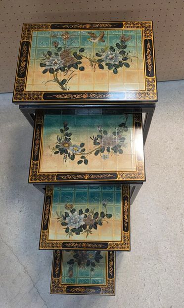 Suite de quatre tables gigones en bois laqué...