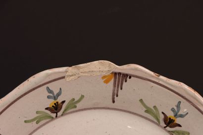 NEVERS fin XVIII°:
Assiette à décor d'amours...