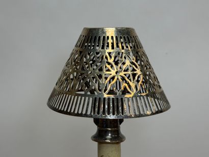 Grand bougeoir en métal doublé argent avec...
