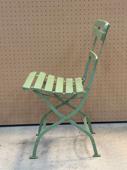 Deux chaises pliantes de jardin à lattes.
H....