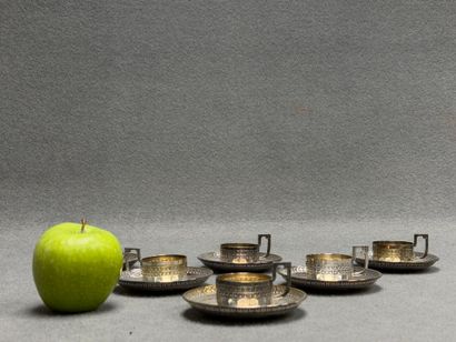 Six tasses et soucoupes en métal argenté....