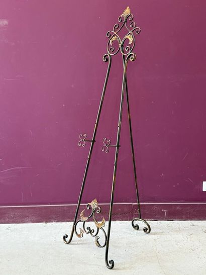 Grand chevalet en métal. 
H. :167 cm.