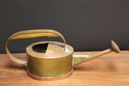 Arrosoir en cuivre. 
17 x 42 x 14 cm.