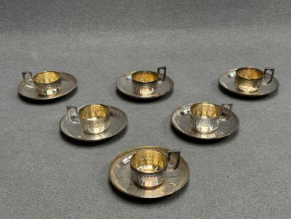 Six tasses et soucoupes en métal argenté....