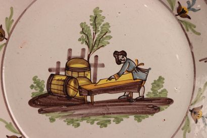NEVERS fin XVIII°:
Assiette à décor d'amours...