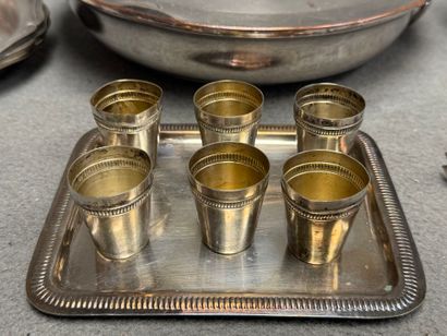 Lot de métal argenté: chauffe-plat, quatre...