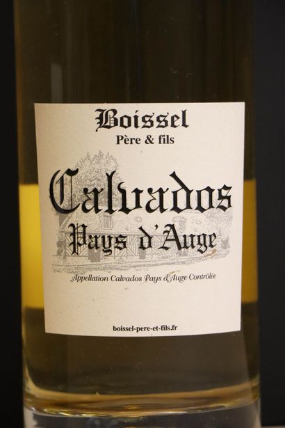 Calvados. 
Trois bouteilles. 
70 cl, 70 cl...