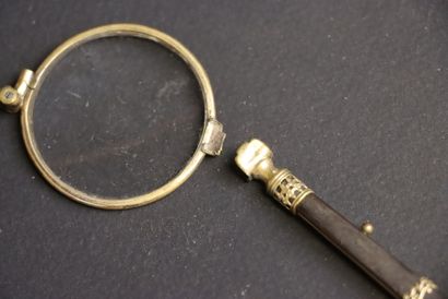 Trois binocles. 
L. :9 cm, 13 cm et 17 cm....