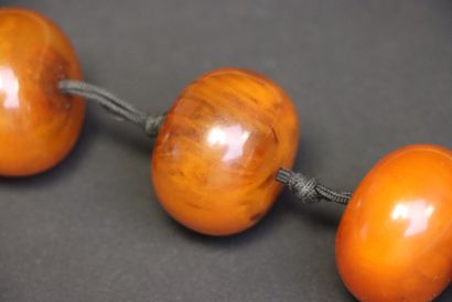 Trois grosses perles tibetaines en résine...