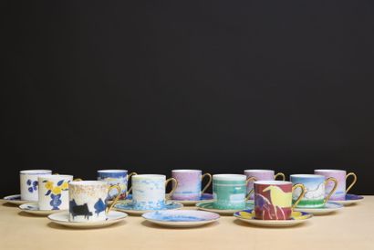 Dix tasses et soucoupes en porcelaine à décors...