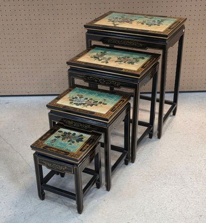 Suite de quatre tables gigones en bois laqué...